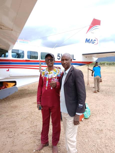 Elisha Moita (right)